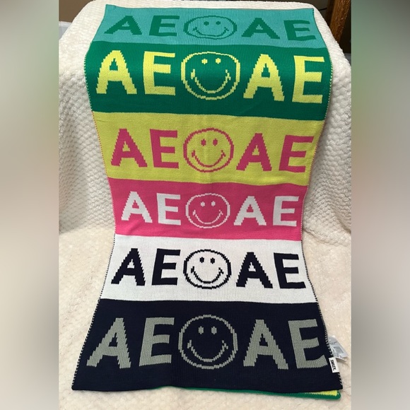 AMERICAN EAGLE OUTFITTERS UNISEX MULTI COLORED SMILEY SCARF NWT! - Picture 4 of 4
